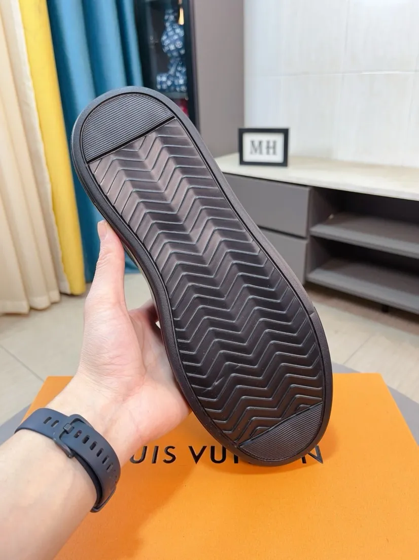 Ex-factory price 438🌹🌹【LOUIS VUITTON】Same style on Louis Vuitton* official website🚹Men's high-top casual shoes❤️Same style as popular celebrities and big names ~ Best-selling at home and abroad Lv focuses on the checkerboard series...Imported first-layer cowhide with special fabrics➕Full sheepskin lining➕Brand-specific hollow outsole💎Produced by OEM The highest version🔍🔍Number of codes: 38-44,
